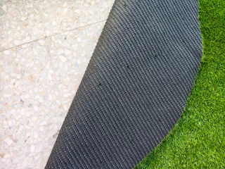 Trozo de césped artificial