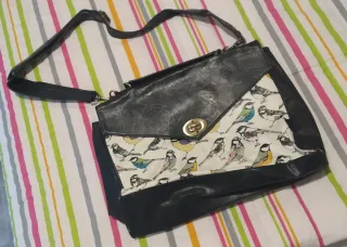 Bandolera negra con estampado de pájaros