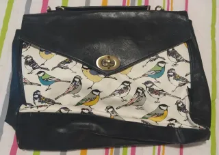 Bandolera negra con estampado de pájaros