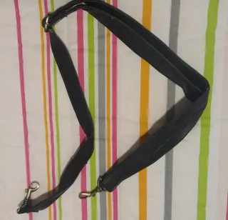 Bandolera negra con estampado de pájaros