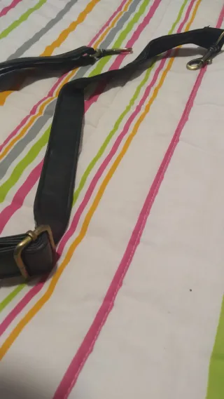 Bandolera negra con estampado de pájaros