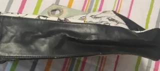 Bandolera negra con estampado de pájaros