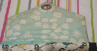 Bandolera negra con estampado de pájaros