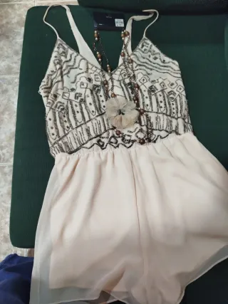 Mono corto de vestir con pedrería