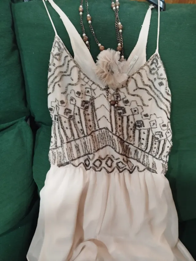 Mono corto de vestir con pedrería