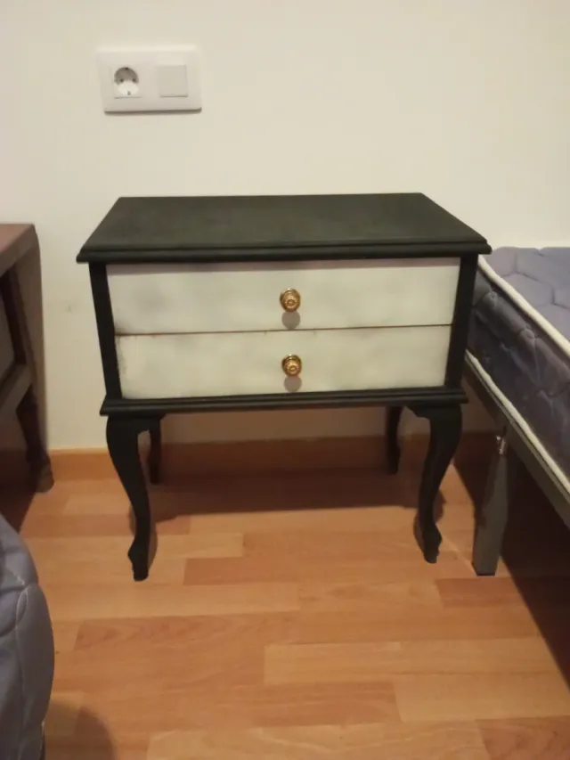 Mesilla de noche madera negra y blanca