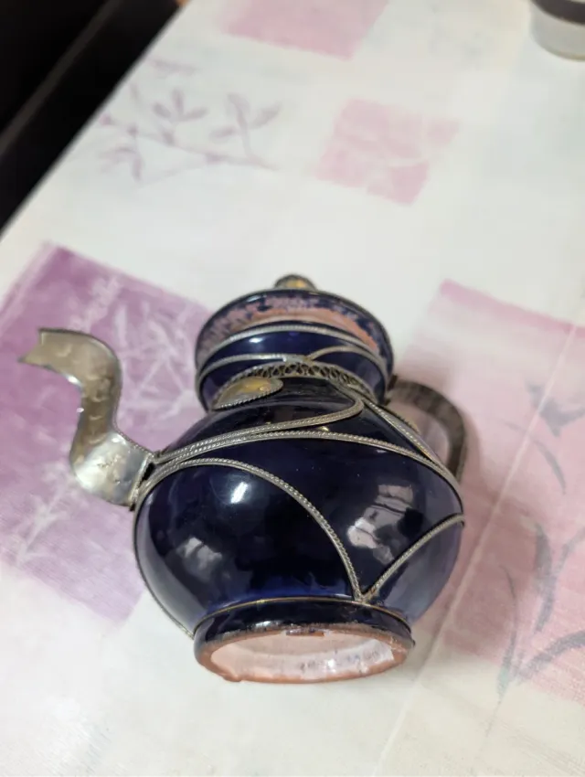 Antica teiera artigianale in alpaca e smalto