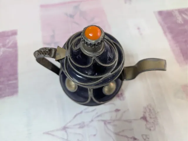 Antica teiera artigianale in alpaca e smalto