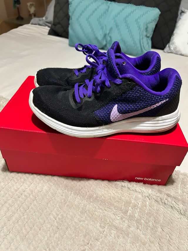 Zapatillas Nike Negras y Moradas Talla 37.5