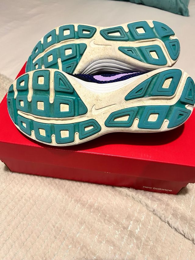 Zapatillas Nike Negras y Moradas Talla 37.5