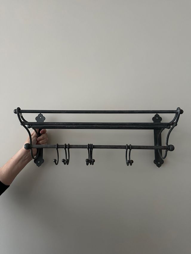 Colgador de pared metálico gris