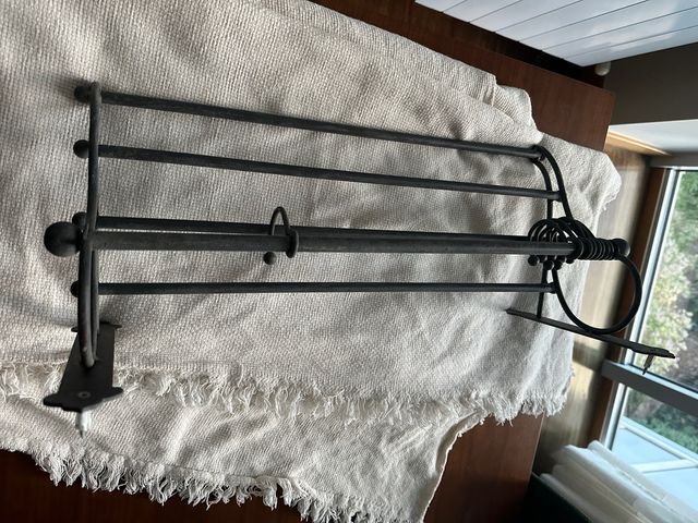 Colgador de pared metálico gris