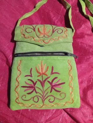 Bolso bandolera verde con bordado floral
