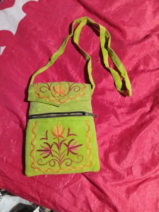 Bolso bandolera verde con bordado floral