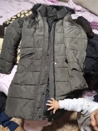 Chaqueta acolchada con capucha y pelo talla 36