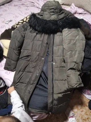 Chaqueta acolchada con capucha y pelo talla 36