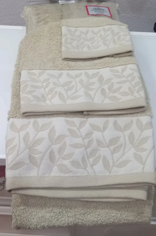 Juego de toallas tres piezas de algodón beige