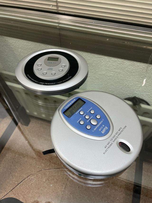 Lote 2 Reproductores CD Tamashi y Akai