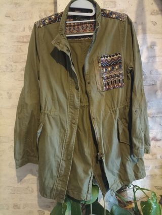 Cazadora Stradivarius verde Talla S