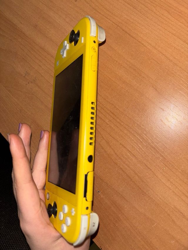 Nintendo Switch Lite Giallo CON CARICABATTERIA INCLUSO
