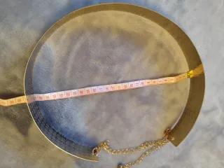 Cinturón metálico dorado con diseño floral