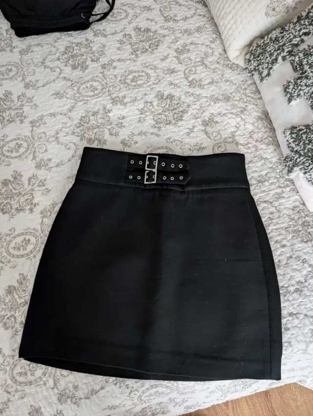 Falda negra con cinturón de hebillas