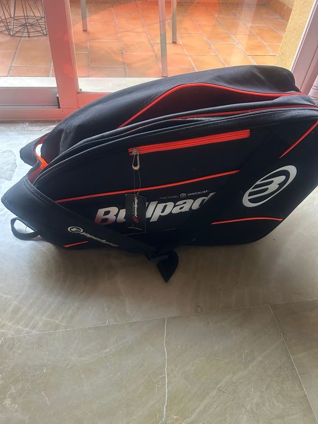 Bolso de pádel Bullpadel negro y naranja