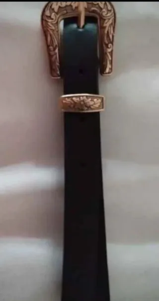 Cinturón negro doble hebilla y puntas doradas