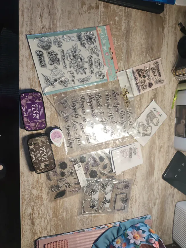 Set de sellos y tintas para manualidades.