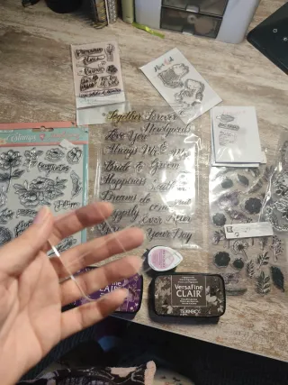 Set de sellos y tintas para manualidades.