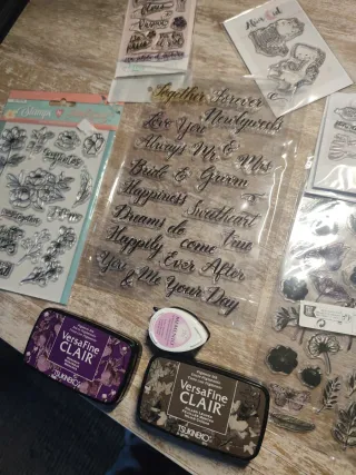 Set de sellos y tintas para manualidades.