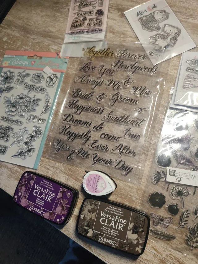 Set de sellos y tintas para manualidades.