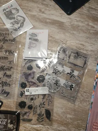 Set de sellos y tintas para manualidades.