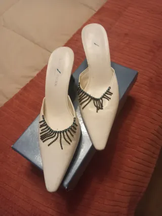 Zapatos de tacón Lady Stork blancos con abalorios