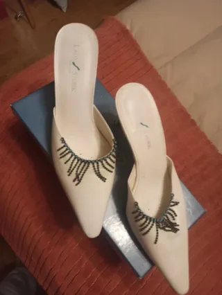 Zapatos de tacón Lady Stork blancos con abalorios
