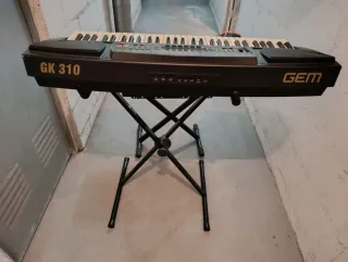 Teclado eléctrico con soporte y banqueta