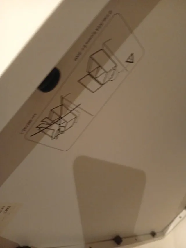 Móvel auxiliar branco em metal e madeira 70x25 cm