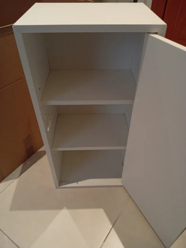 Móvel auxiliar branco em metal e madeira 70x25 cm