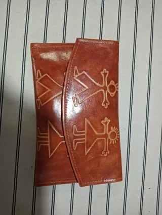 Cartera de mano de cuero con diseño