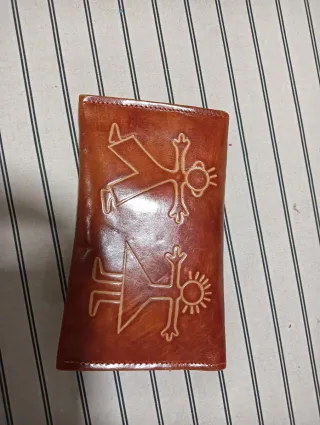 Cartera de mano de cuero con diseño