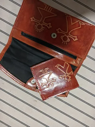Cartera de mano de cuero con diseño