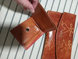 Cartera de mano de cuero con diseño