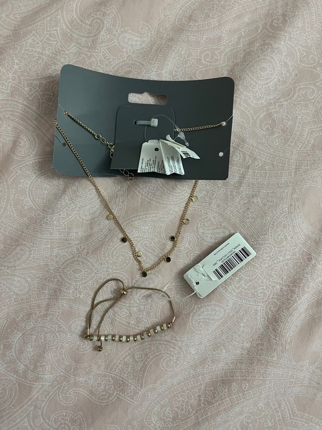 Colgante y pulsera dorados