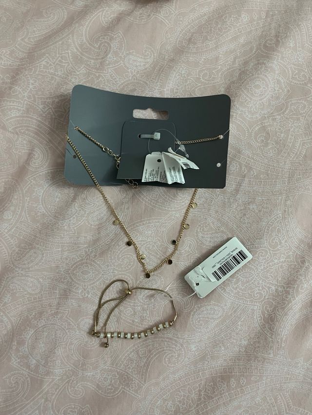 Colgante y pulsera dorados