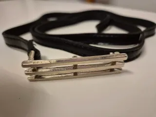 Cinturón estrecho hebilla plateada