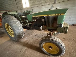 Tractor John Deere y remolque que se eleva