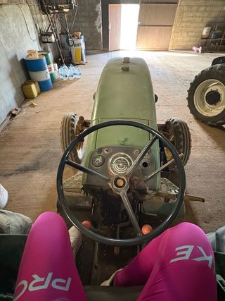 Tractor John Deere y remolque que se eleva