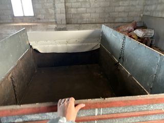 Tractor John Deere y remolque que se eleva