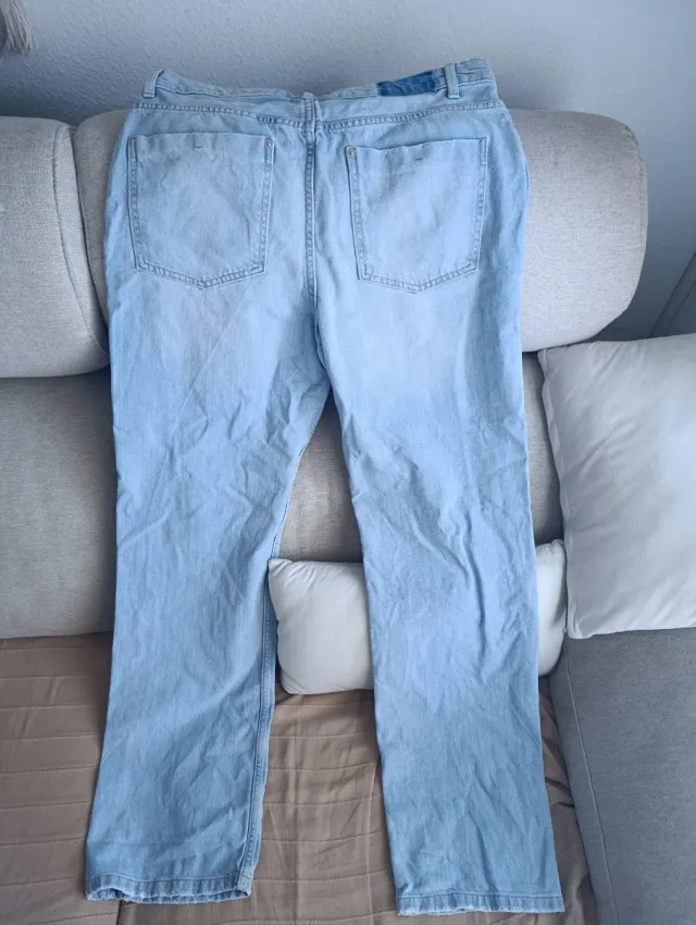 Jeans rectos desgastados