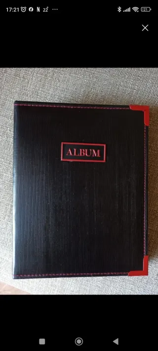 Álbum de fotos negro con detalles rojos